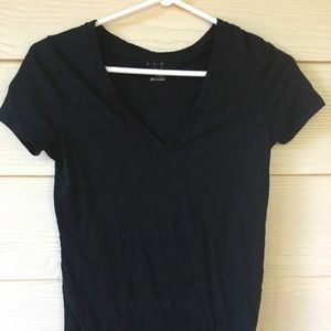 Black simple v-neck t-shirt